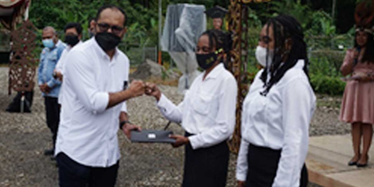 pt-freeport-berikan-sertifikat-18-siswa-magang-ipn